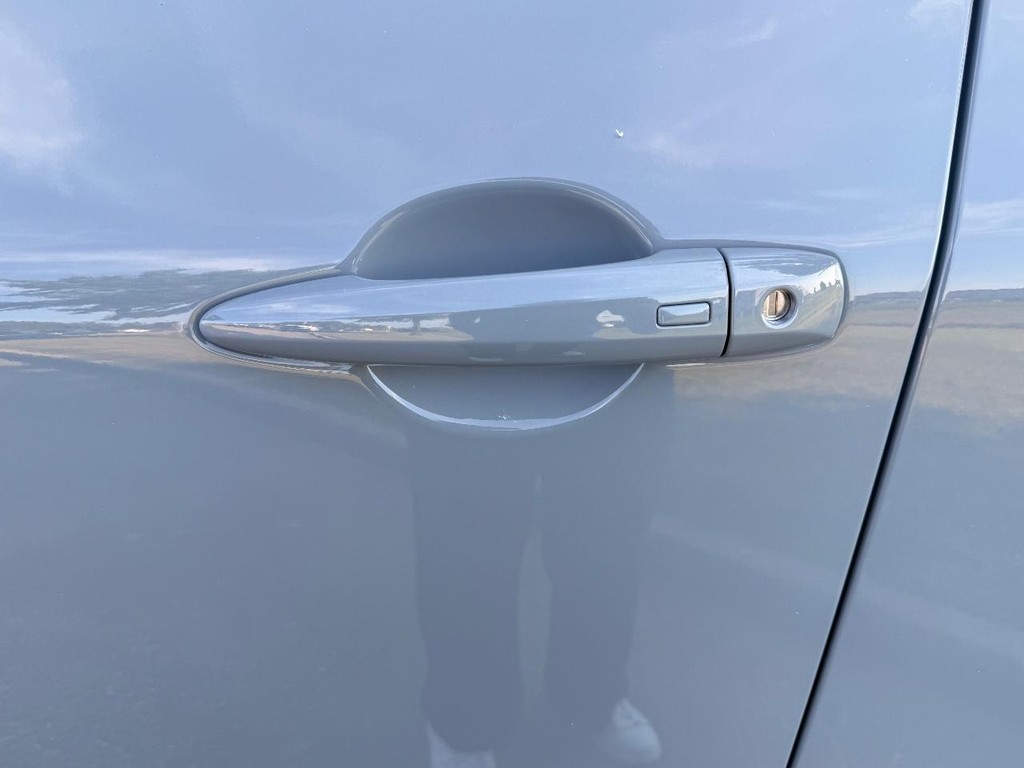 Nissan Rogue Vehicle Full-screen Gallery Image 10