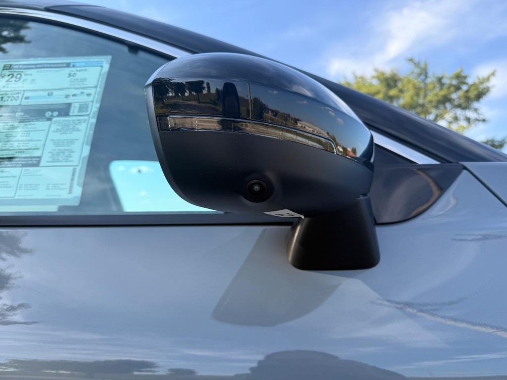 Nissan Rogue Vehicle Full-screen Gallery Image 11