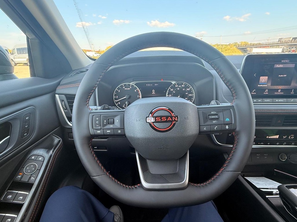 Nissan Rogue Vehicle Full-screen Gallery Image 13