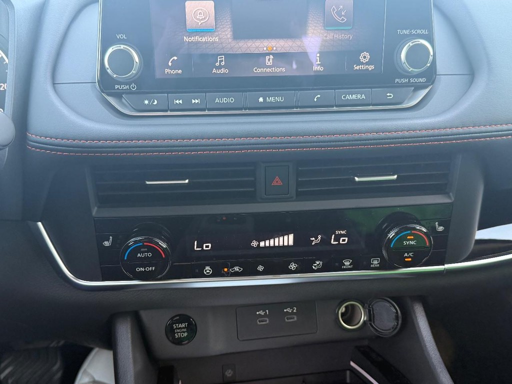 Nissan Rogue Vehicle Full-screen Gallery Image 16