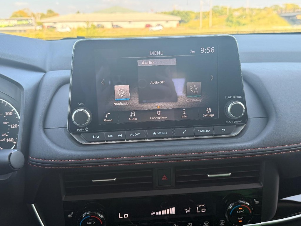 Nissan Rogue Vehicle Full-screen Gallery Image 17