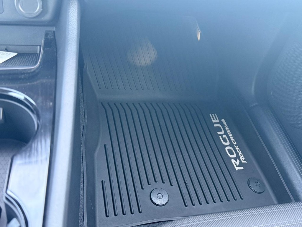 Nissan Rogue Vehicle Full-screen Gallery Image 18