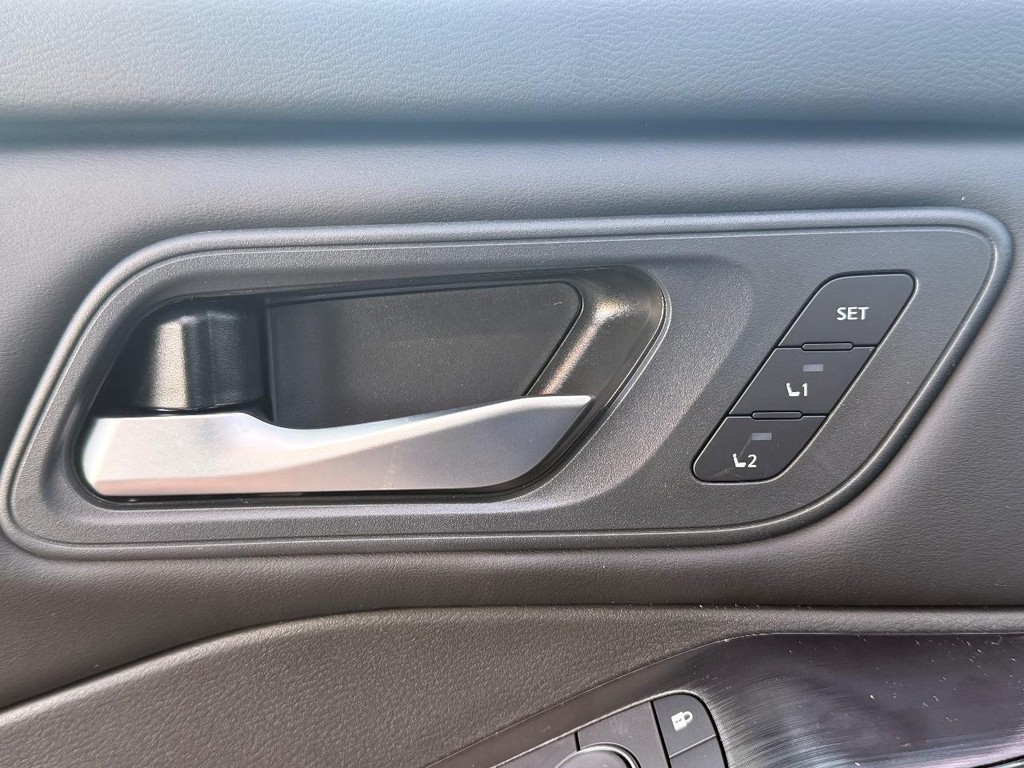 Nissan Rogue Vehicle Full-screen Gallery Image 22