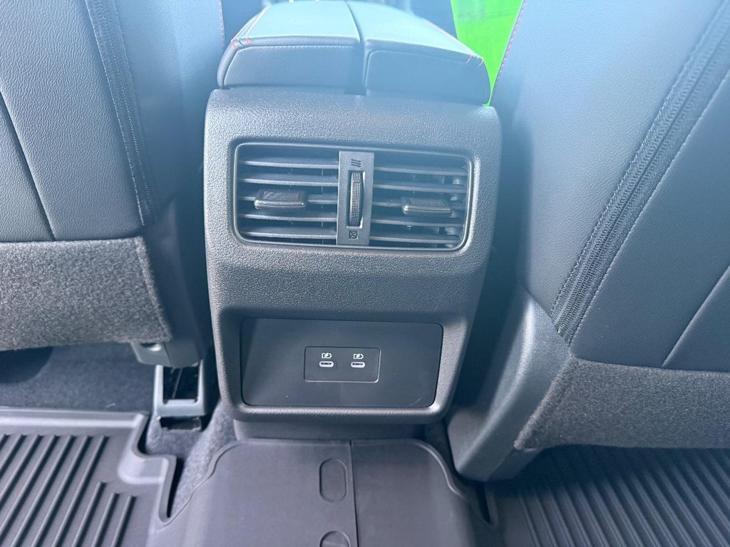 Nissan Rogue Vehicle Full-screen Gallery Image 24