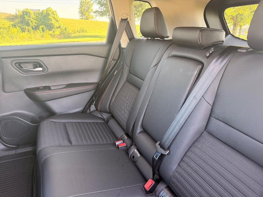 Nissan Rogue Vehicle Full-screen Gallery Image 25