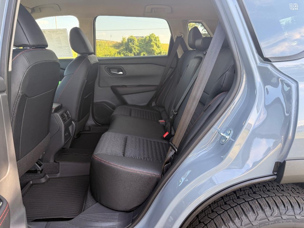 Nissan Rogue Vehicle Full-screen Gallery Image 26