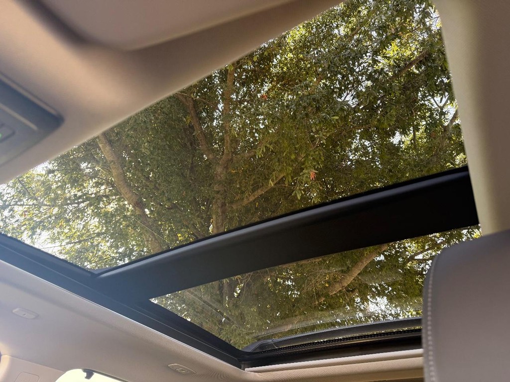 Nissan Rogue Vehicle Full-screen Gallery Image 03