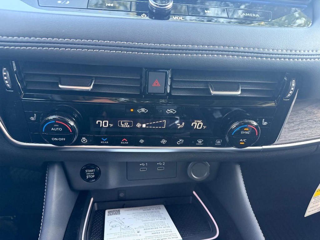 Nissan Rogue Vehicle Full-screen Gallery Image 06