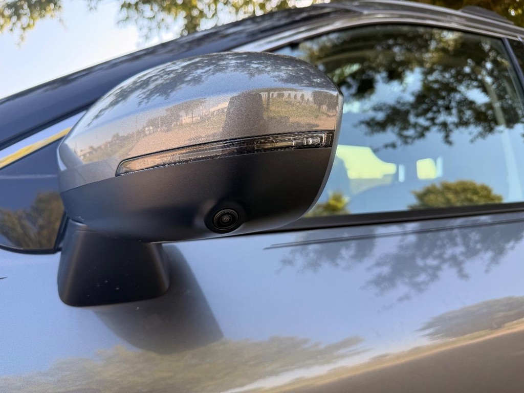 Nissan Rogue Vehicle Full-screen Gallery Image 09