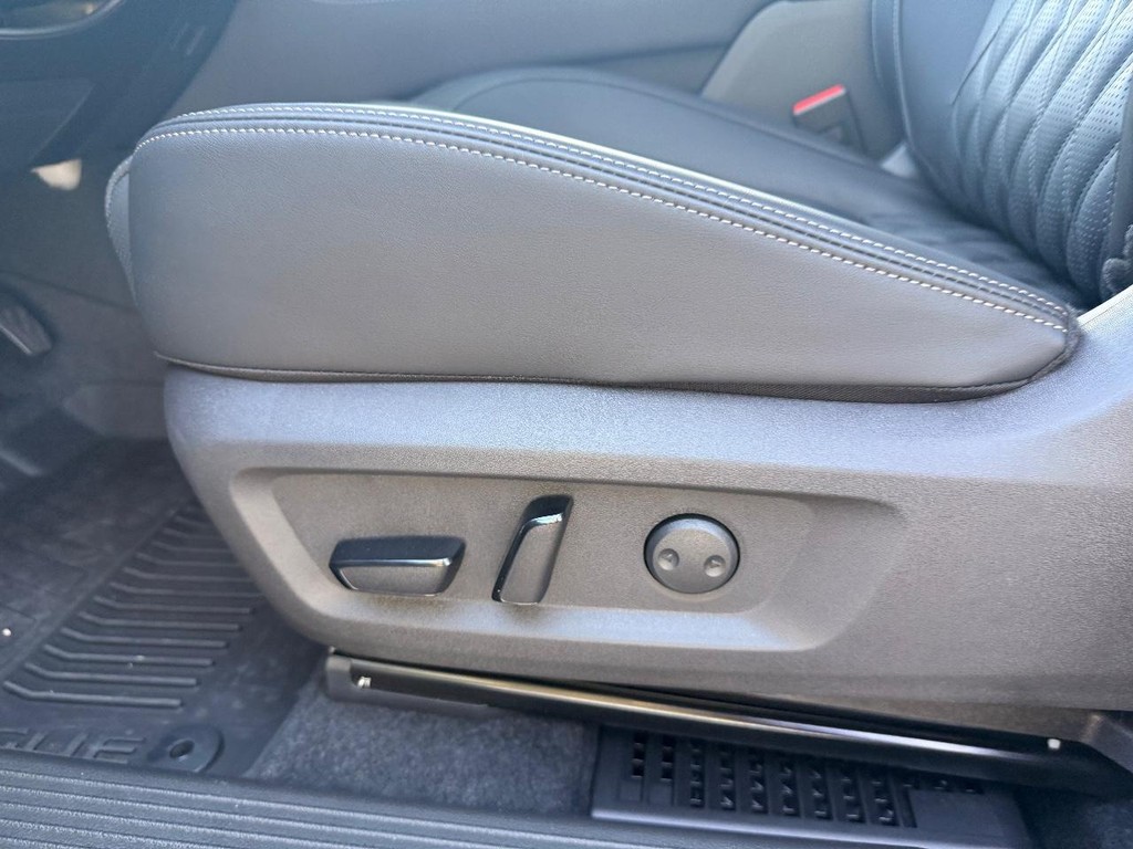 Nissan Rogue Vehicle Full-screen Gallery Image 11