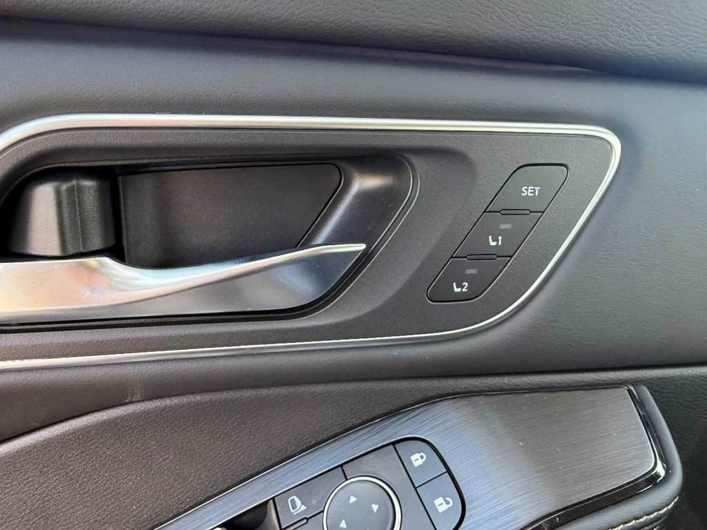 Nissan Rogue Vehicle Full-screen Gallery Image 12