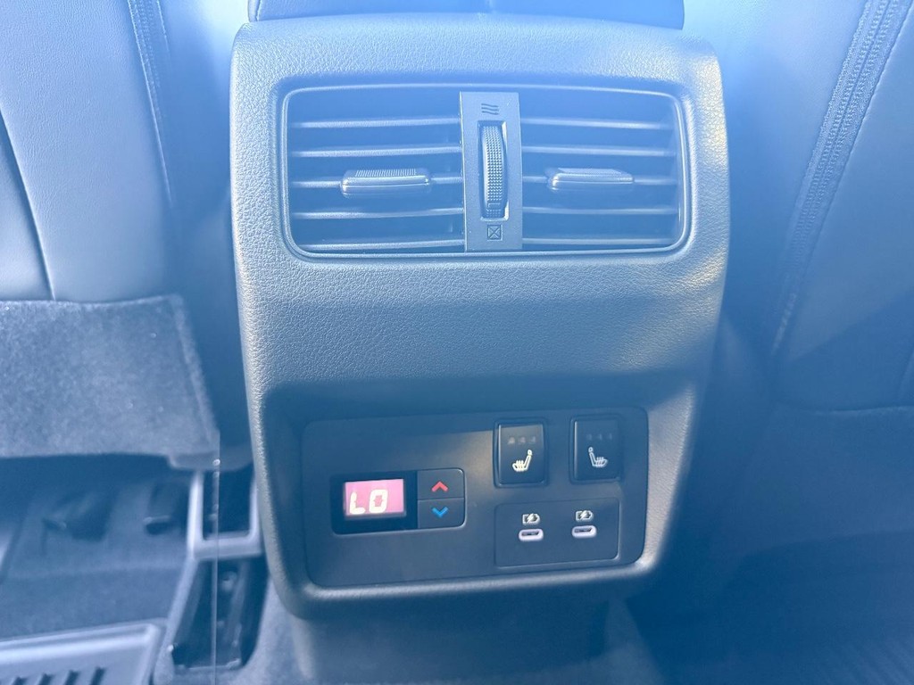 Nissan Rogue Vehicle Full-screen Gallery Image 14