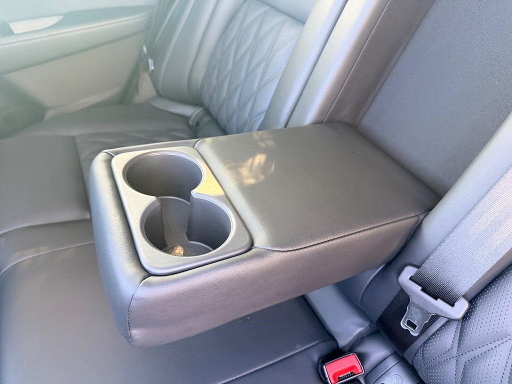 Nissan Rogue Vehicle Full-screen Gallery Image 15