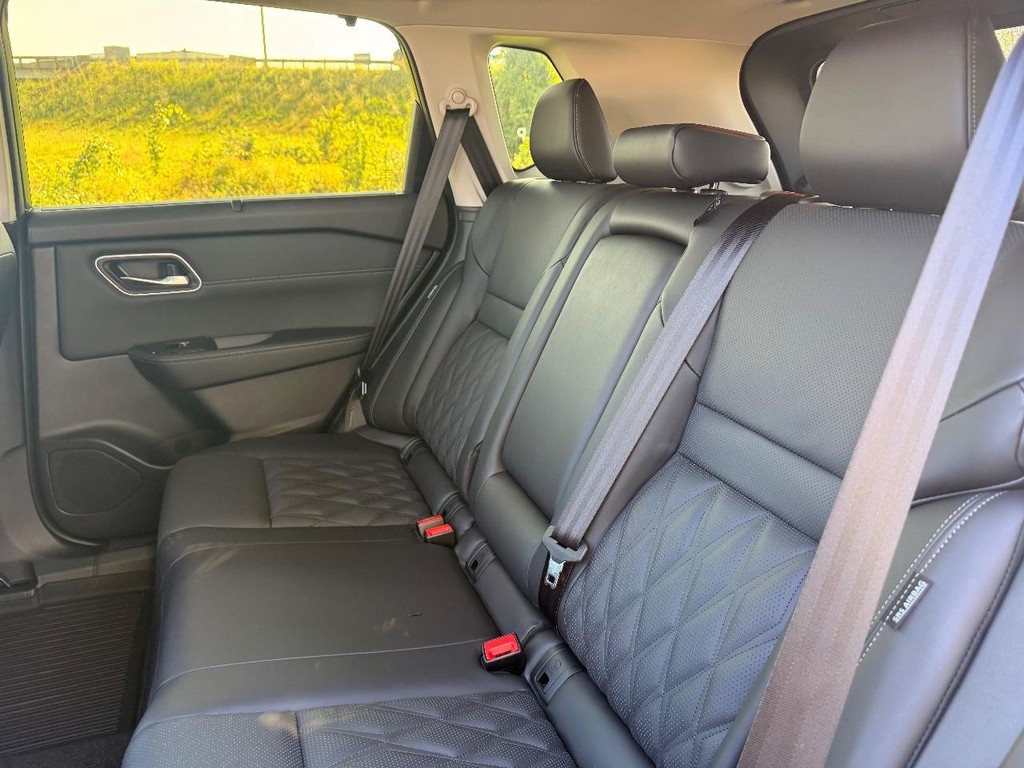 Nissan Rogue Vehicle Full-screen Gallery Image 16