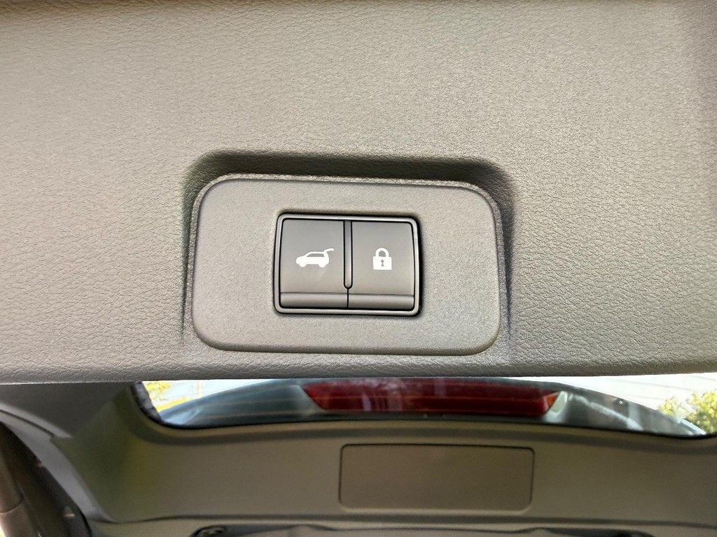 Nissan Rogue Vehicle Full-screen Gallery Image 17