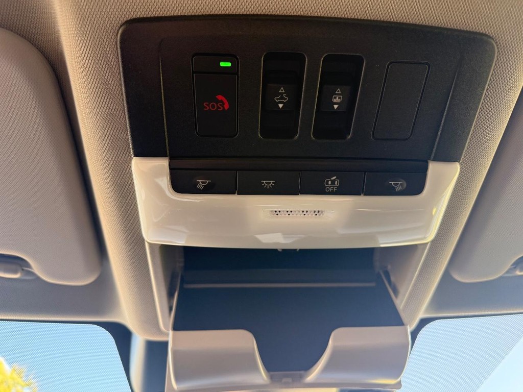 Nissan Rogue Vehicle Full-screen Gallery Image 20