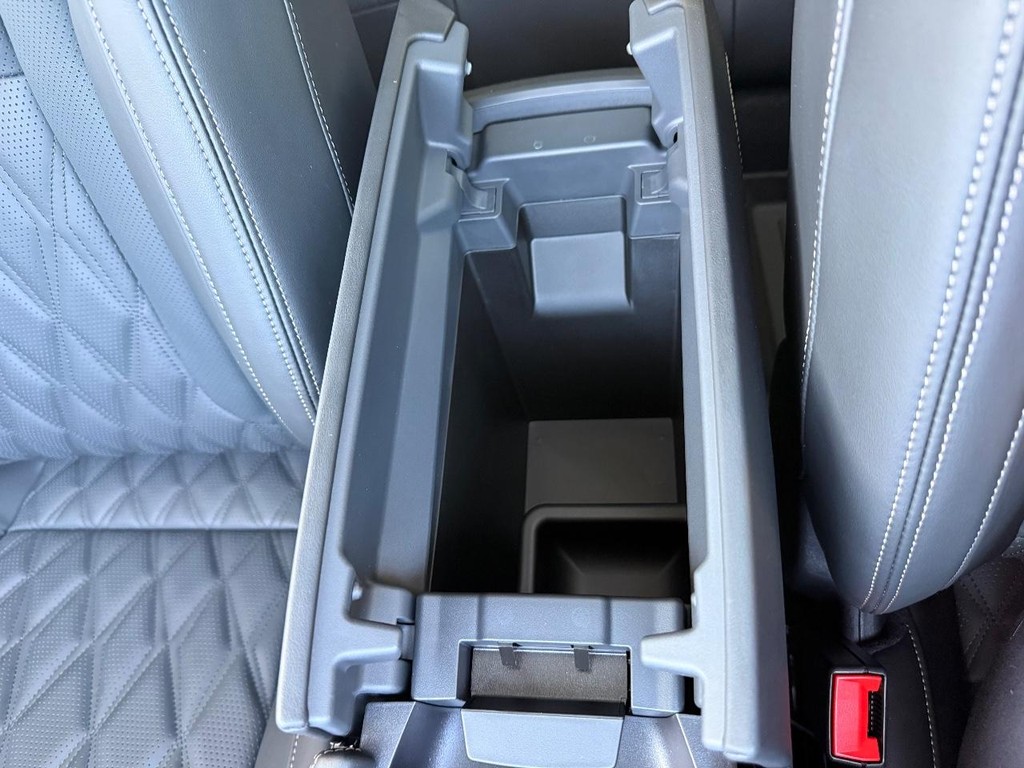 Nissan Rogue Vehicle Full-screen Gallery Image 21