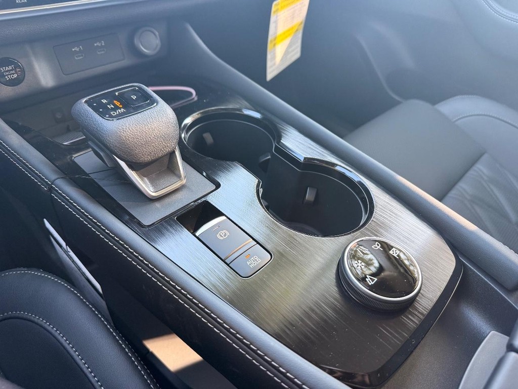 Nissan Rogue Vehicle Full-screen Gallery Image 22