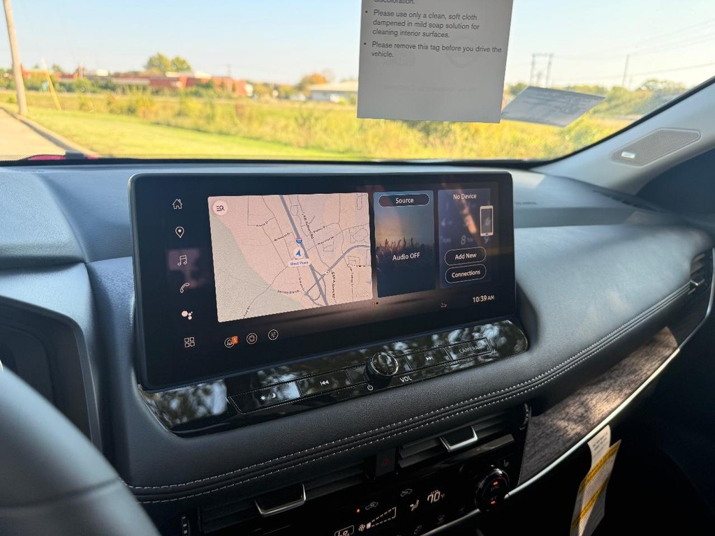 Nissan Rogue Vehicle Full-screen Gallery Image 23