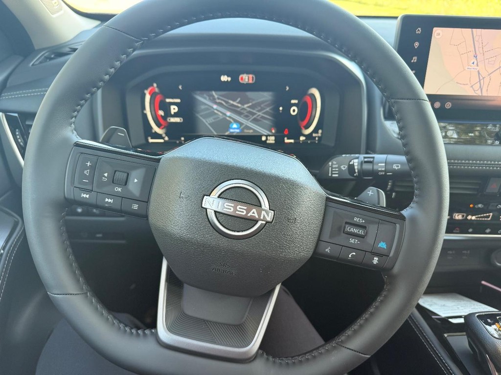 Nissan Rogue Vehicle Full-screen Gallery Image 24