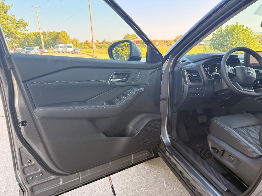 Nissan Rogue Vehicle Full-screen Gallery Image 25