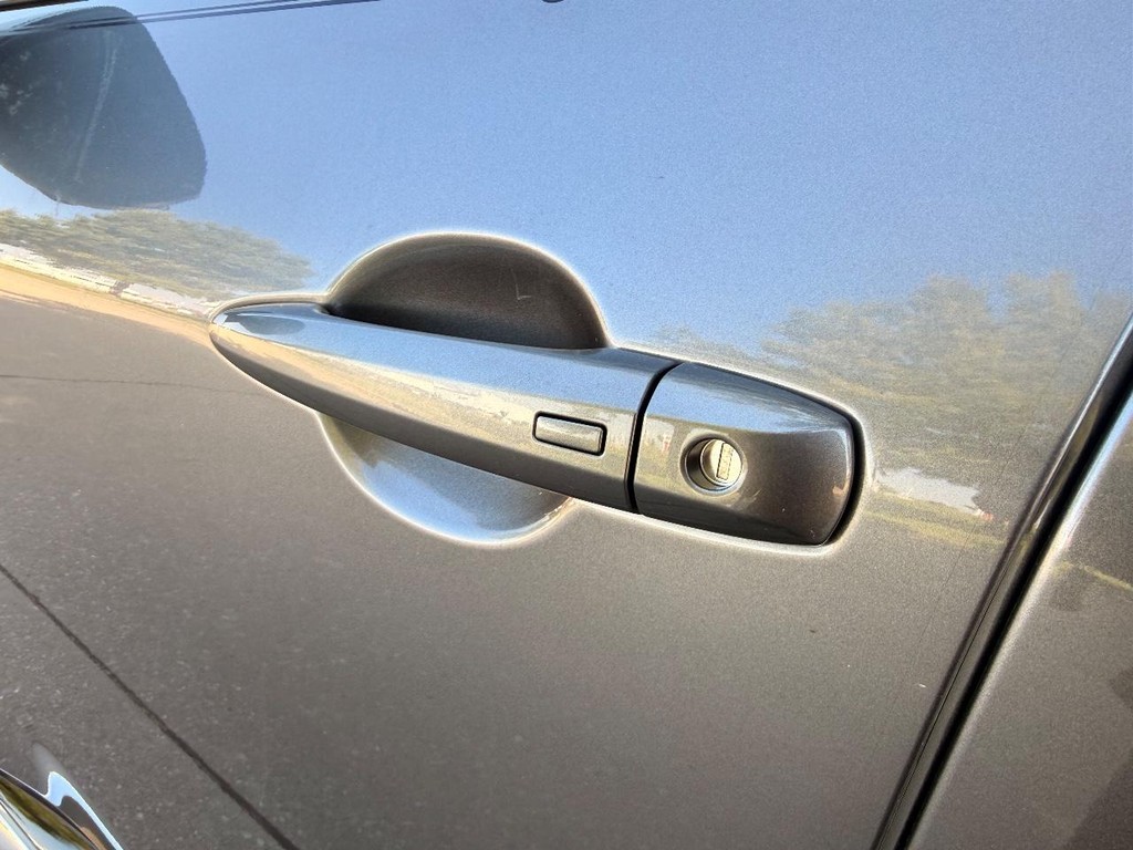 Nissan Rogue Vehicle Full-screen Gallery Image 26