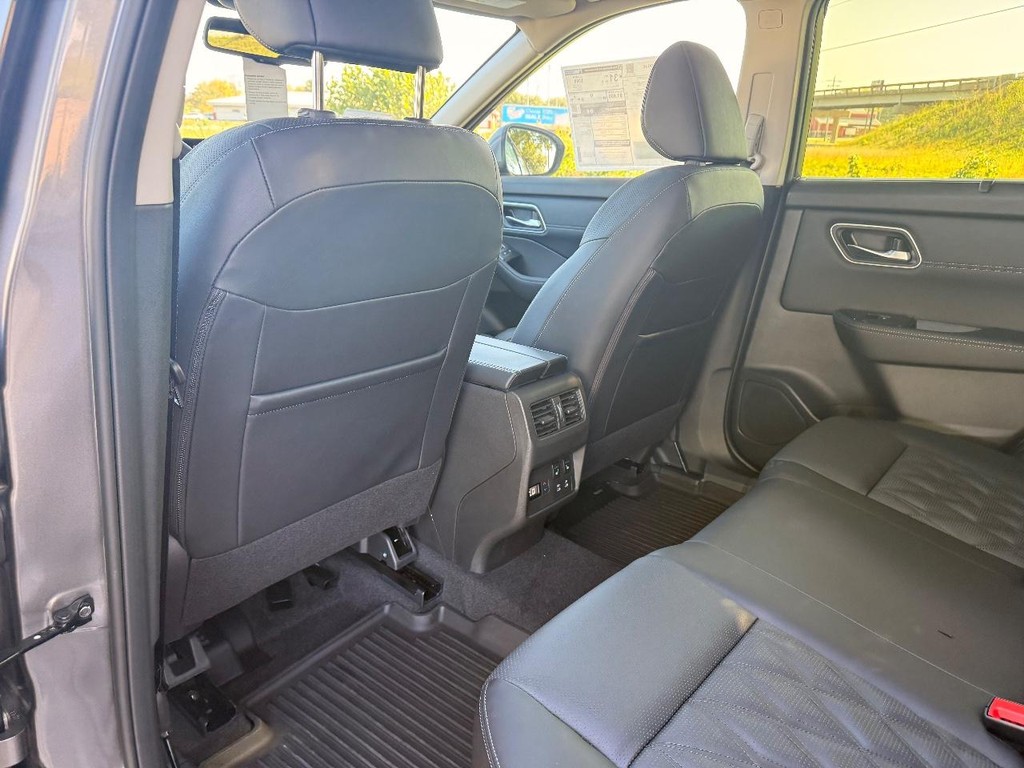 Nissan Rogue Vehicle Full-screen Gallery Image 27