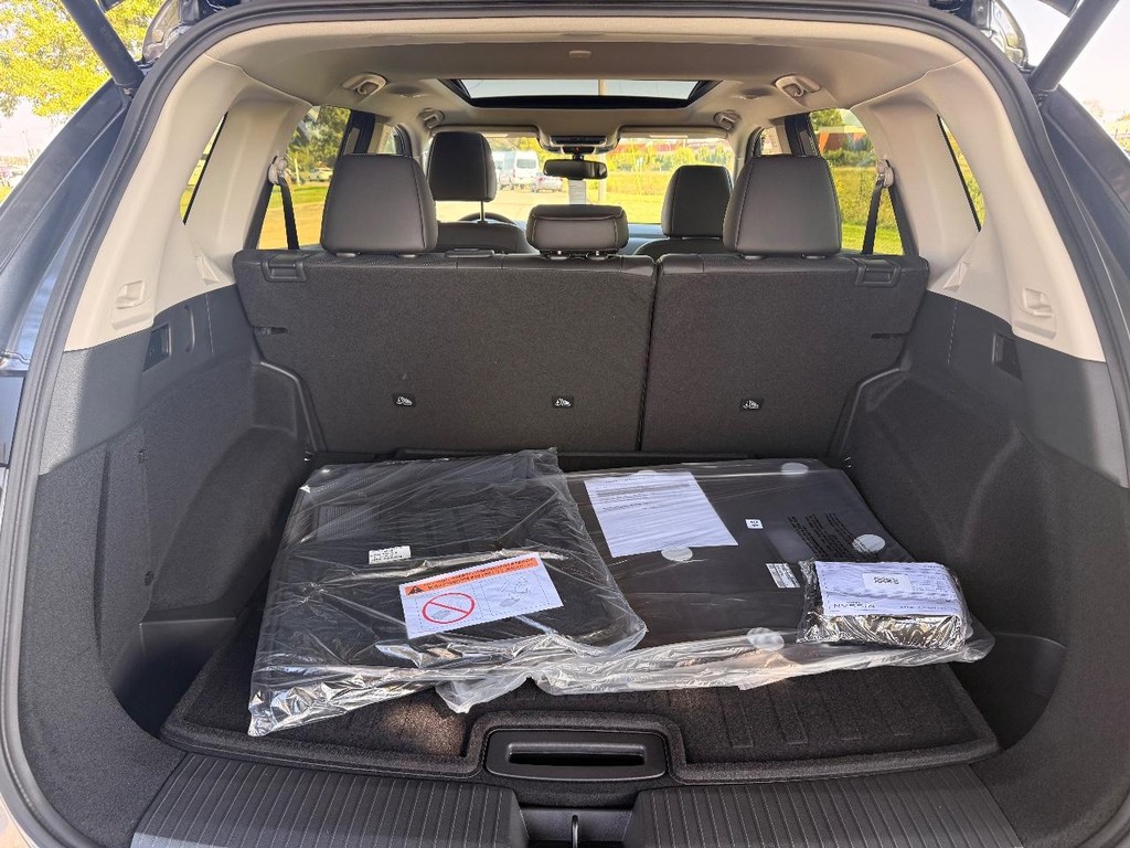 Nissan Rogue Vehicle Full-screen Gallery Image 28