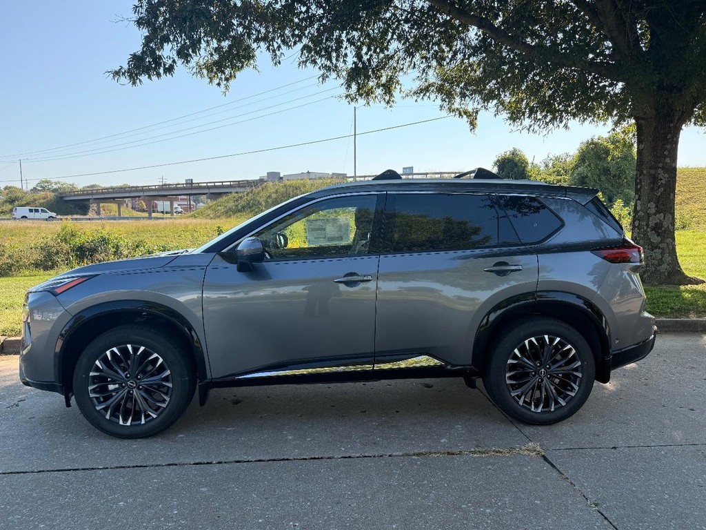 Nissan Rogue Vehicle Full-screen Gallery Image 33