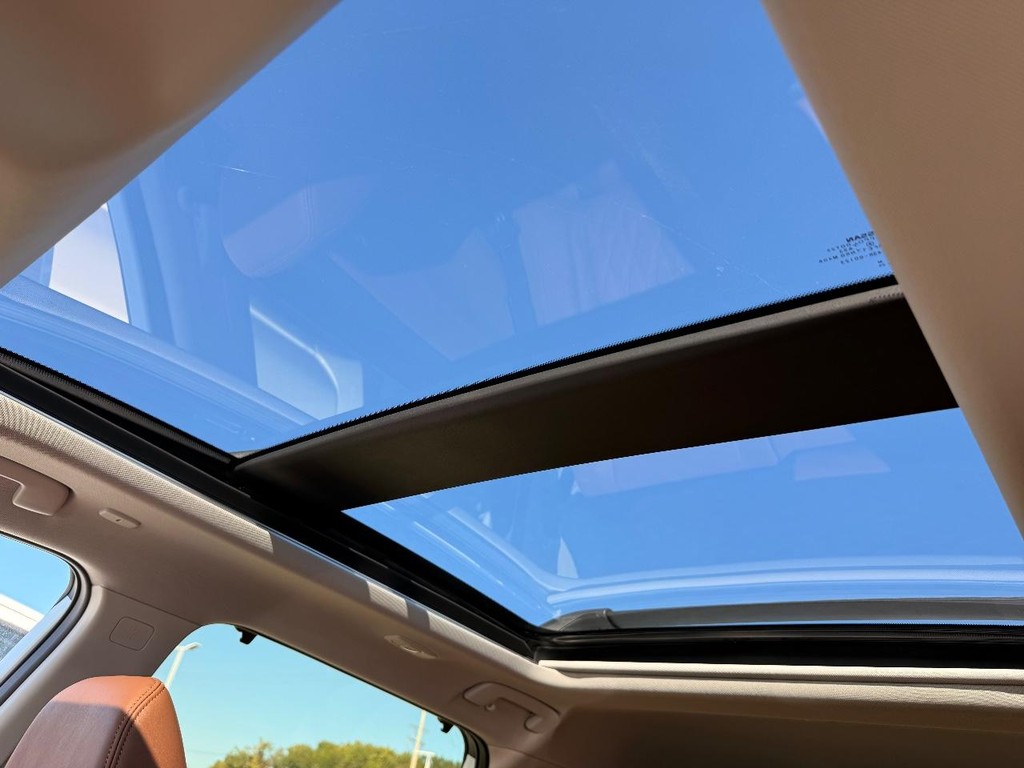 Nissan Rogue Vehicle Full-screen Gallery Image 02