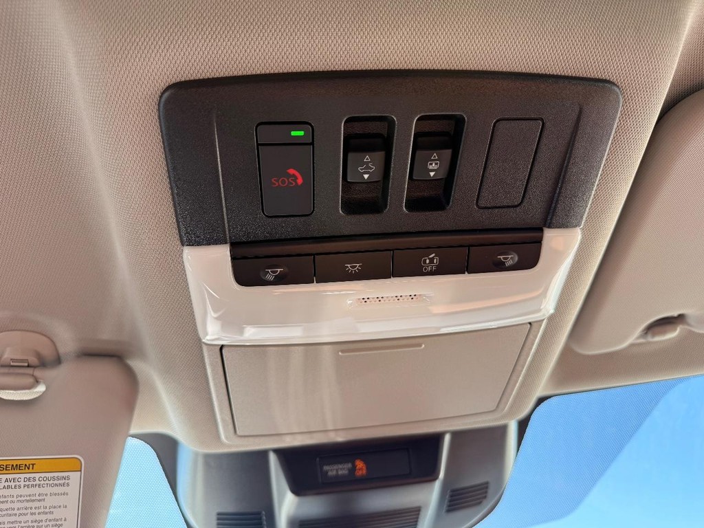 Nissan Rogue Vehicle Full-screen Gallery Image 03