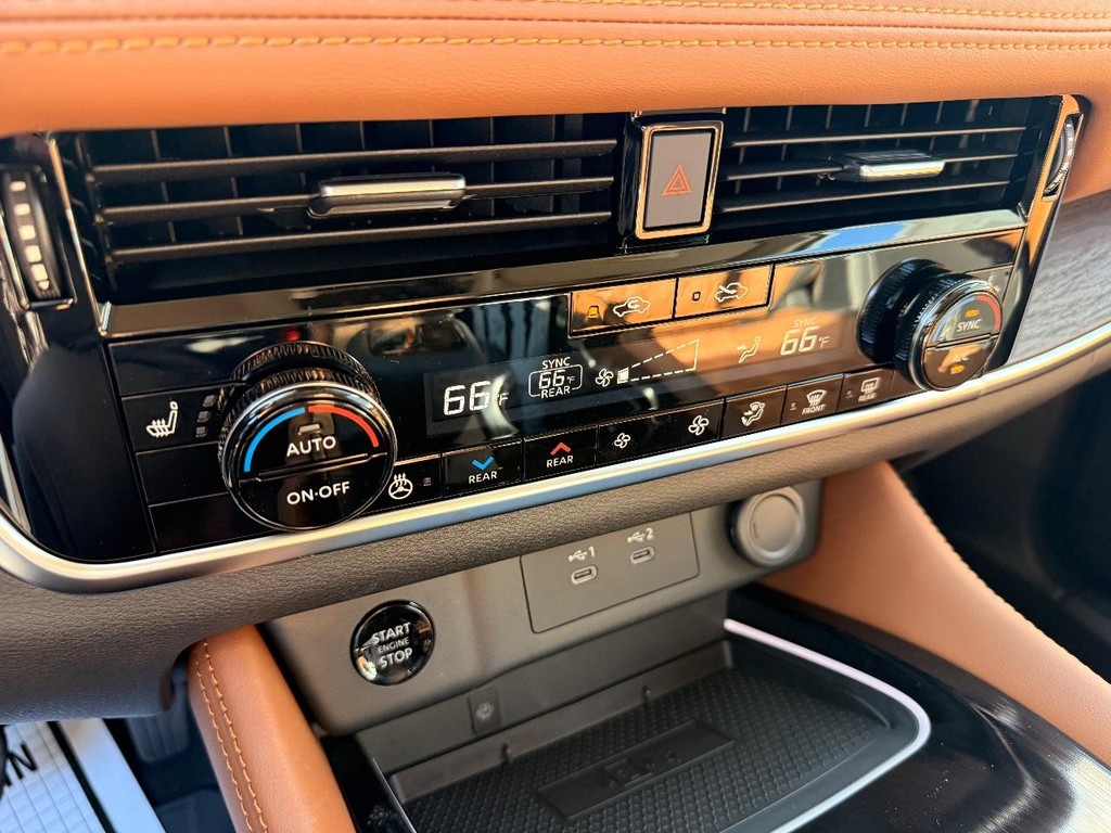 Nissan Rogue Vehicle Full-screen Gallery Image 06