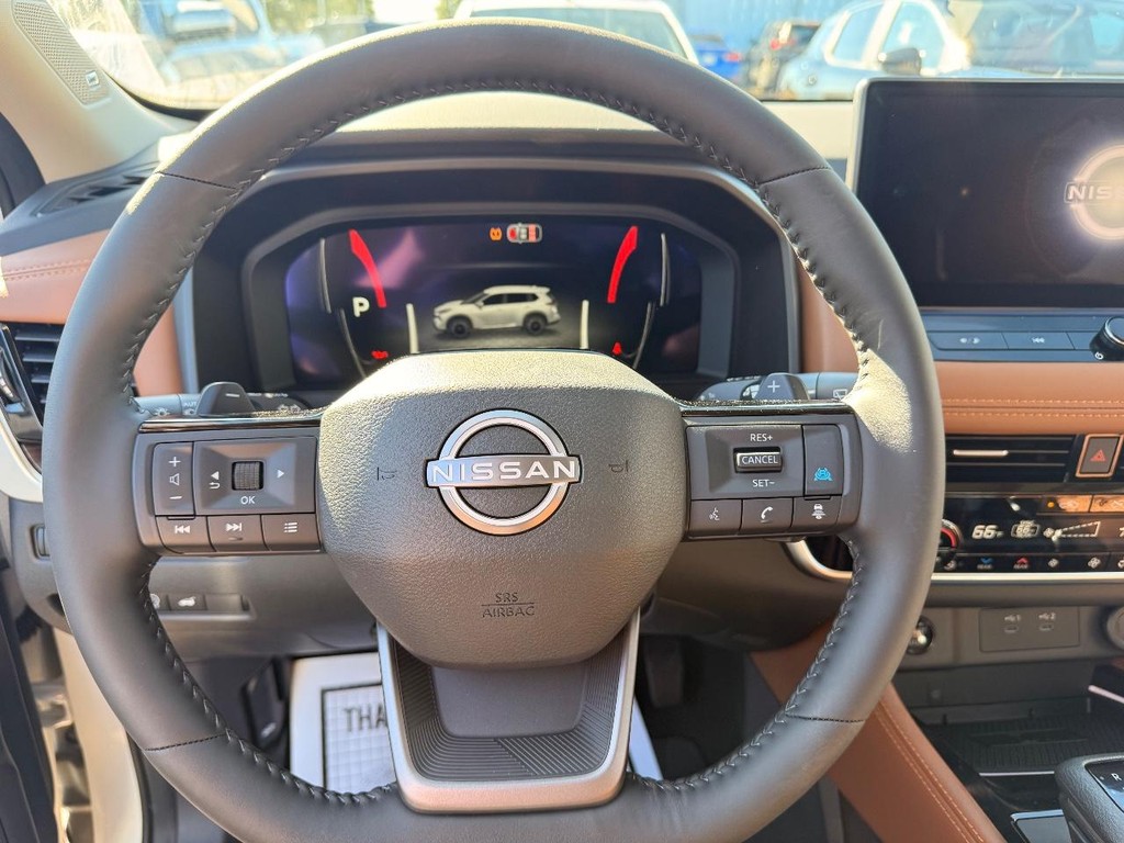 Nissan Rogue Vehicle Full-screen Gallery Image 09