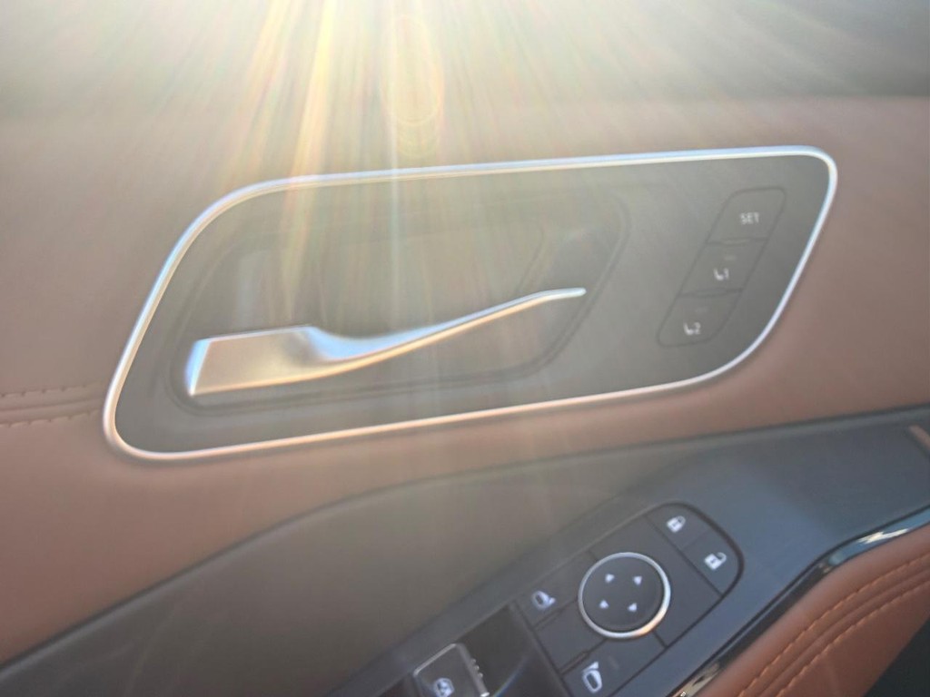 Nissan Rogue Vehicle Full-screen Gallery Image 12