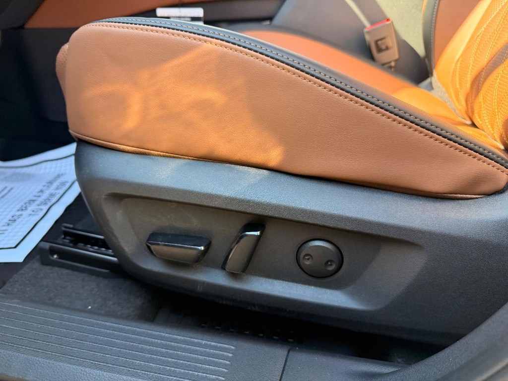 Nissan Rogue Vehicle Full-screen Gallery Image 13