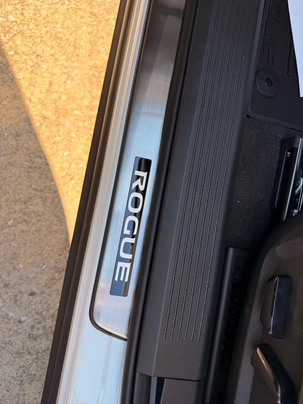 Nissan Rogue Vehicle Full-screen Gallery Image 14