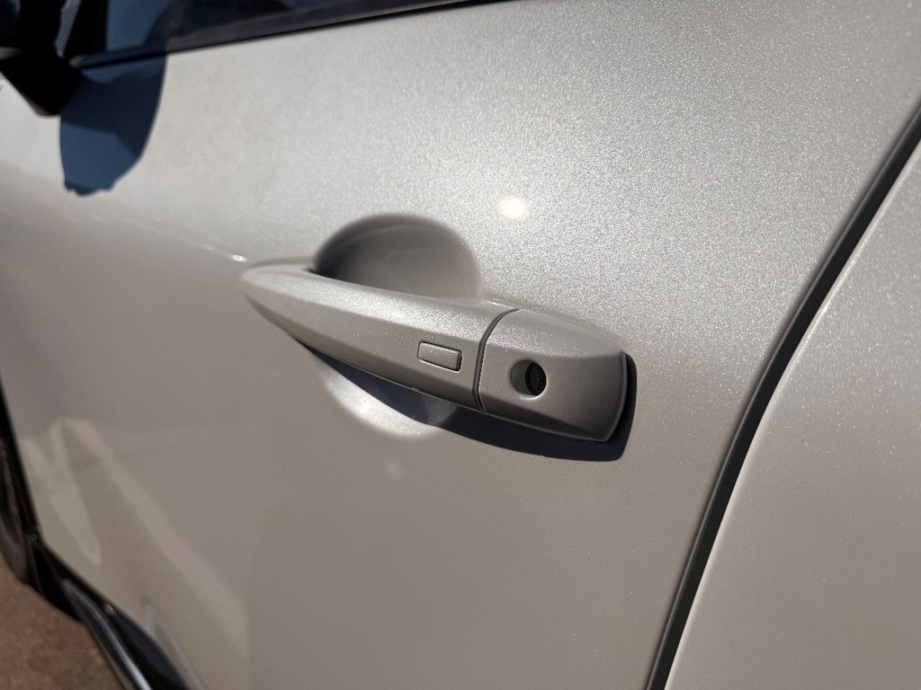 Nissan Rogue Vehicle Full-screen Gallery Image 15