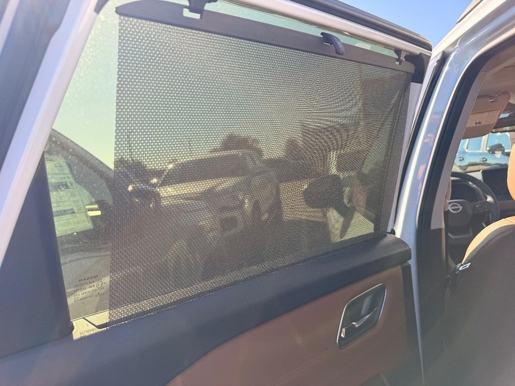 Nissan Rogue Vehicle Full-screen Gallery Image 16