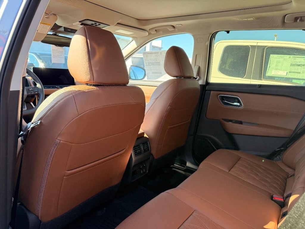 Nissan Rogue Vehicle Full-screen Gallery Image 17