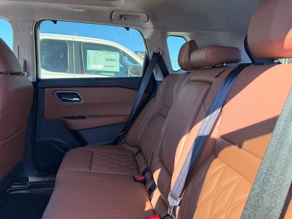 Nissan Rogue Vehicle Full-screen Gallery Image 18