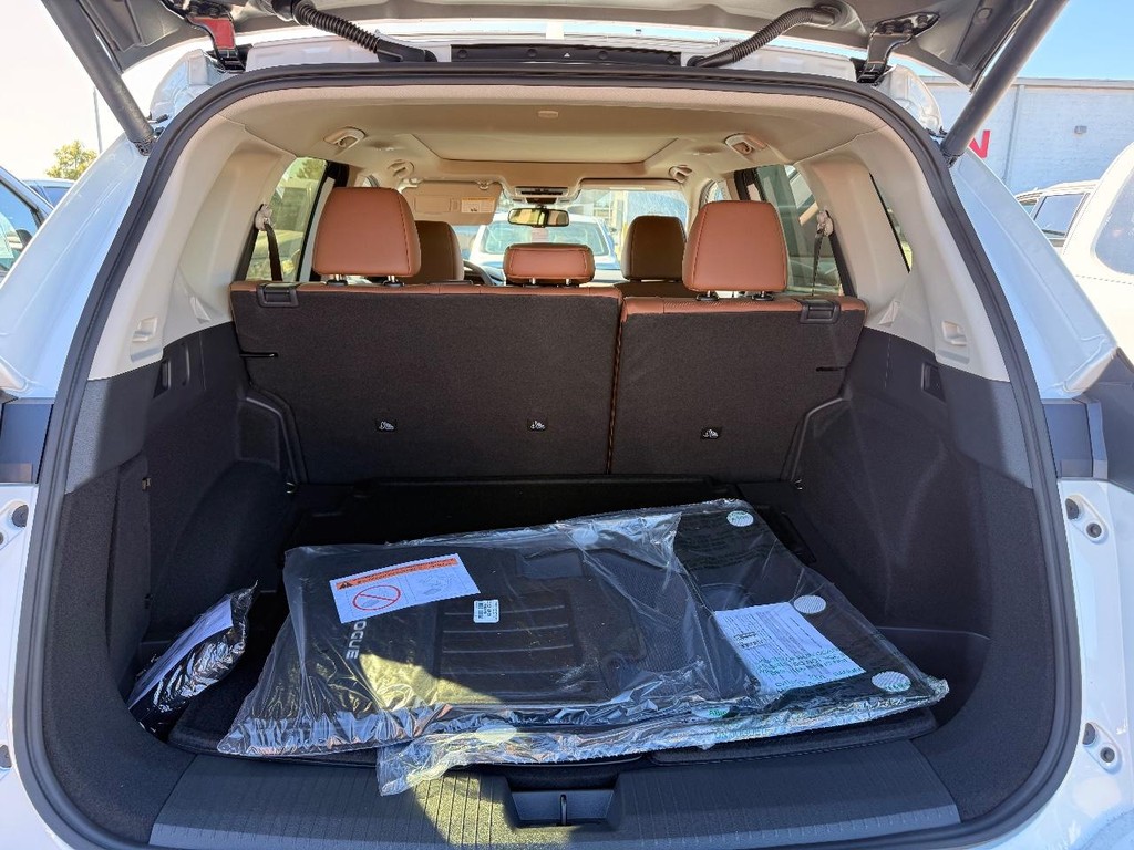 Nissan Rogue Vehicle Full-screen Gallery Image 20