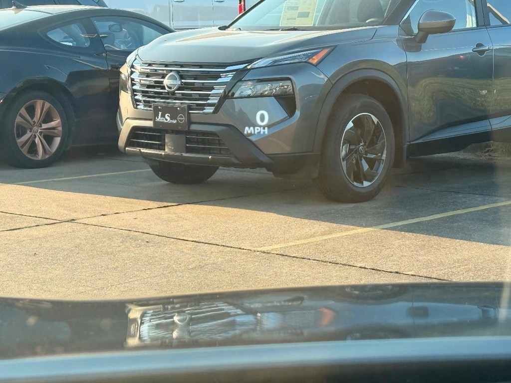 Nissan Rogue Vehicle Full-screen Gallery Image 02