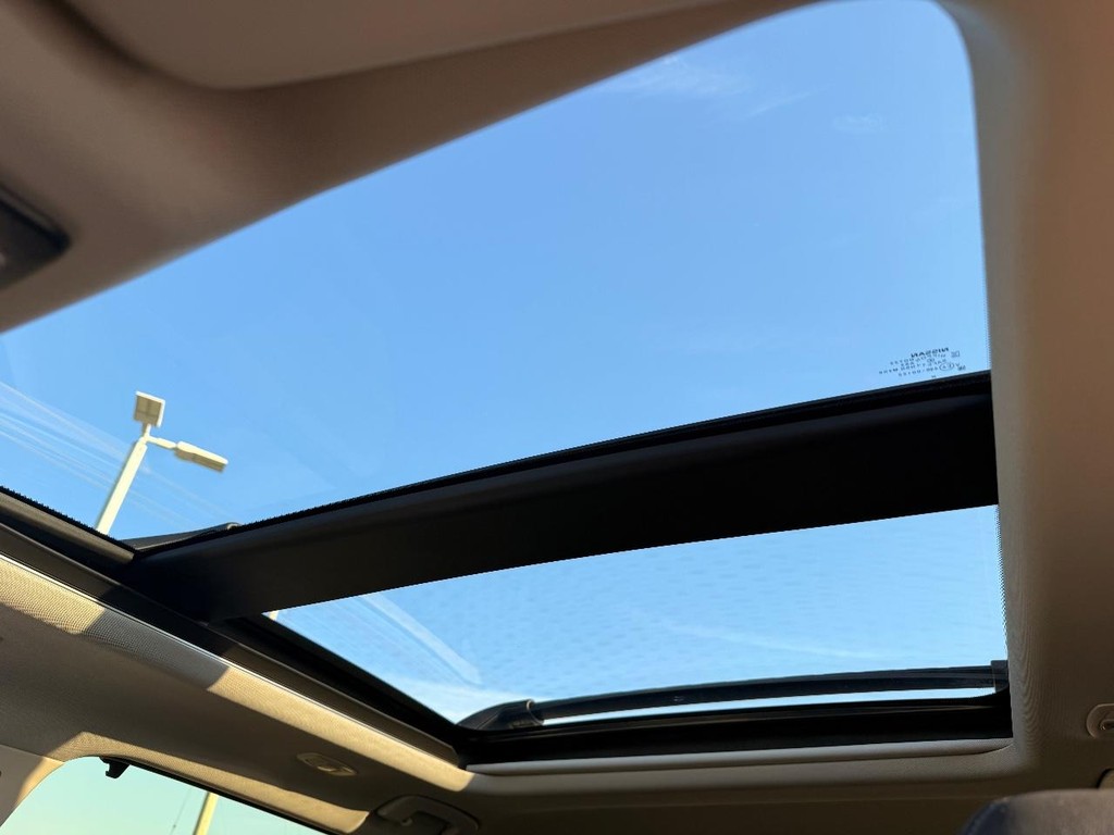 Nissan Rogue Vehicle Full-screen Gallery Image 03