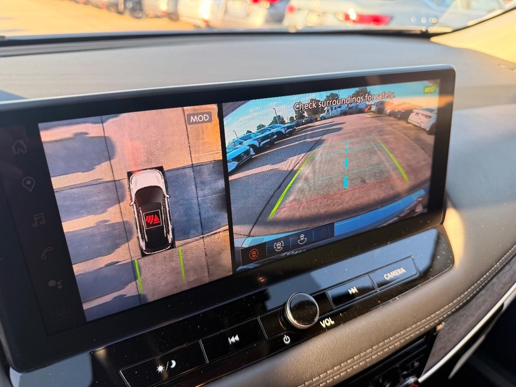 Nissan Rogue Vehicle Full-screen Gallery Image 04