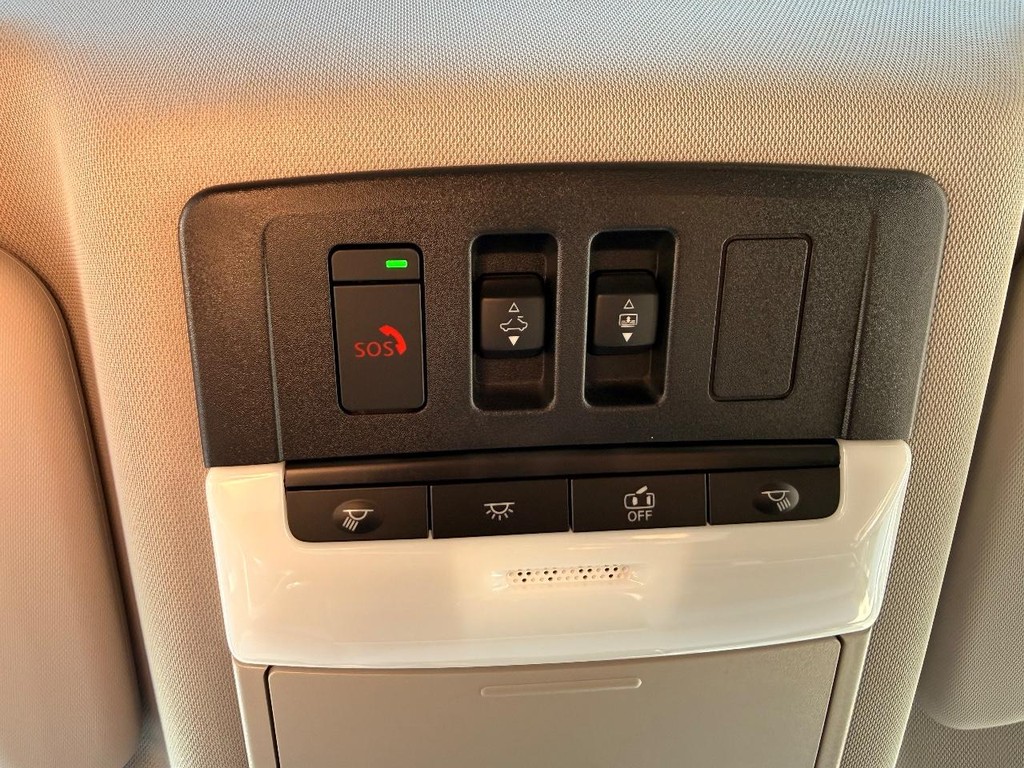 Nissan Rogue Vehicle Full-screen Gallery Image 05