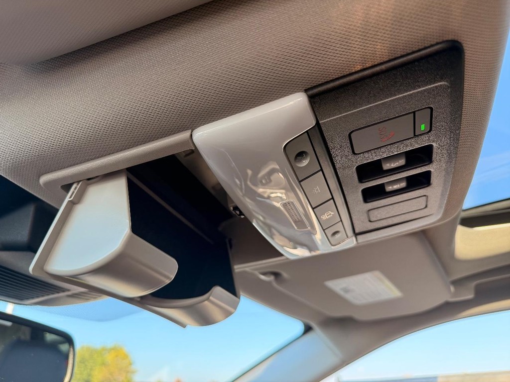 Nissan Rogue Vehicle Full-screen Gallery Image 06