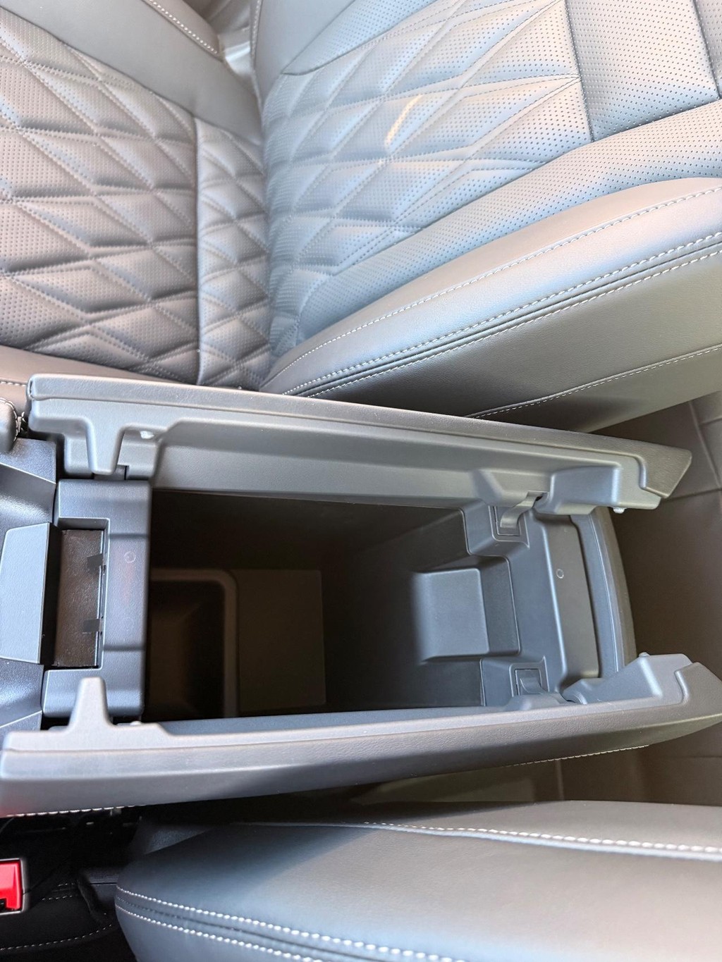 Nissan Rogue Vehicle Full-screen Gallery Image 08