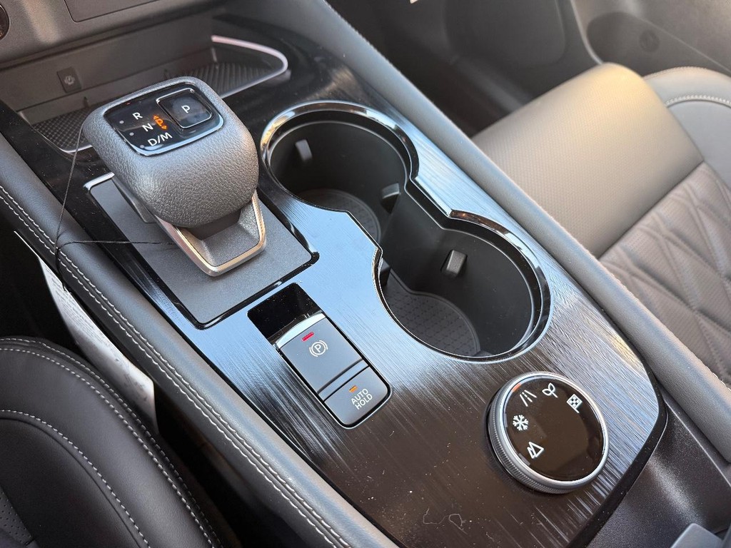 Nissan Rogue Vehicle Full-screen Gallery Image 09