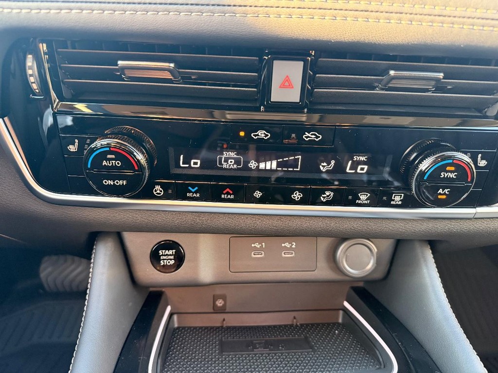 Nissan Rogue Vehicle Full-screen Gallery Image 10