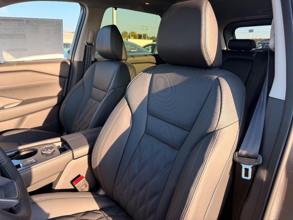 Nissan Rogue Vehicle Full-screen Gallery Image 14